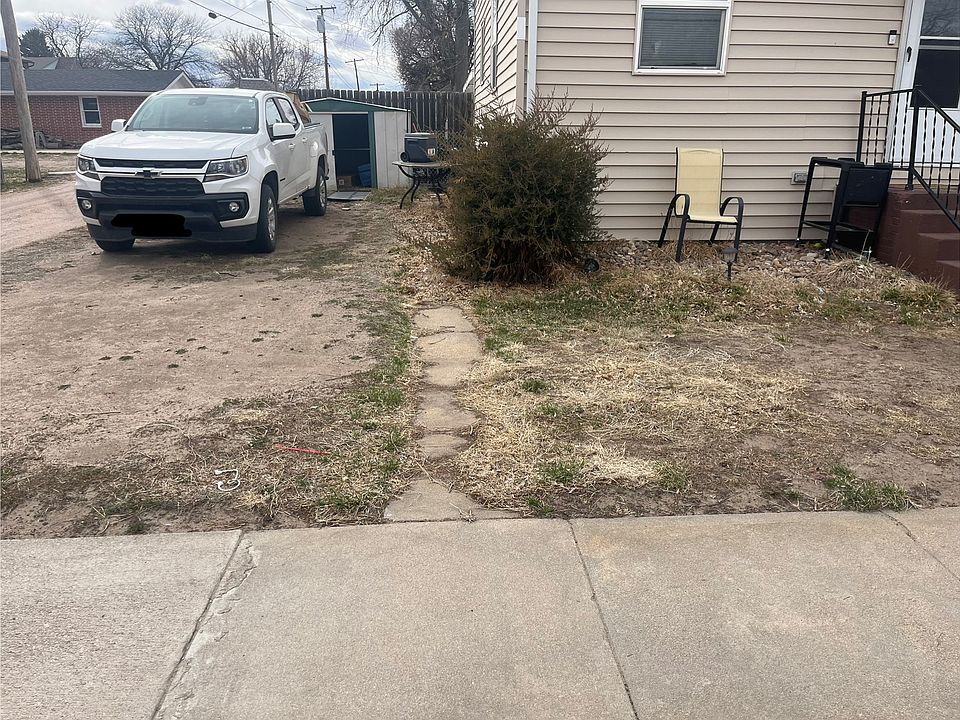 Cozy 4-bed, 2 bath. Central air. Dishwasher. Available June 1.