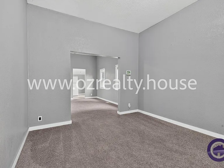 565 Viking St — Photo 9