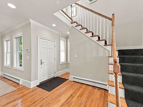 5th image of 32 Preston Ct Unit 32