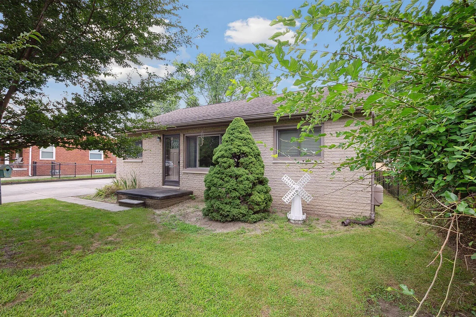 21180 Van Buren St photo 1