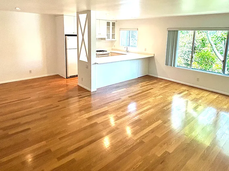 1346 N Laurel Ave #101 — Photo 2