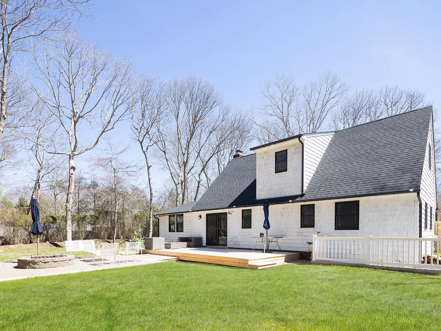 Beautiful Hamptons Home Near Bay Beaches — Photo 2