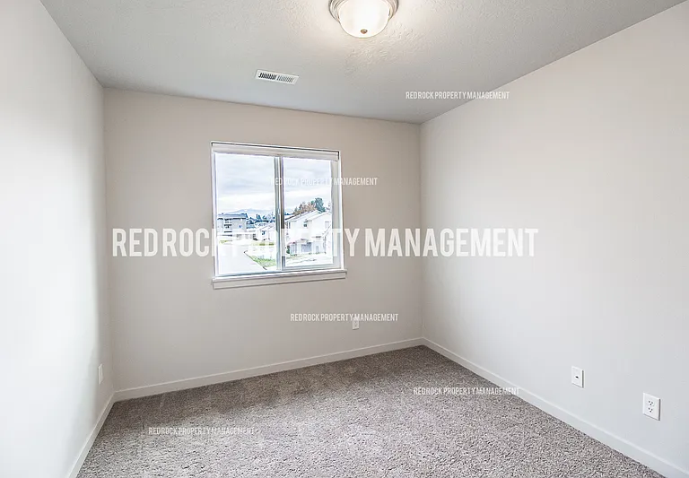 319 S Woodlawn Ln — Photo 5