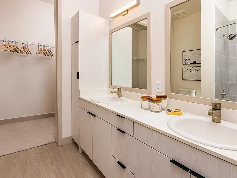 Zeta Luxury Apartments — Photo 4