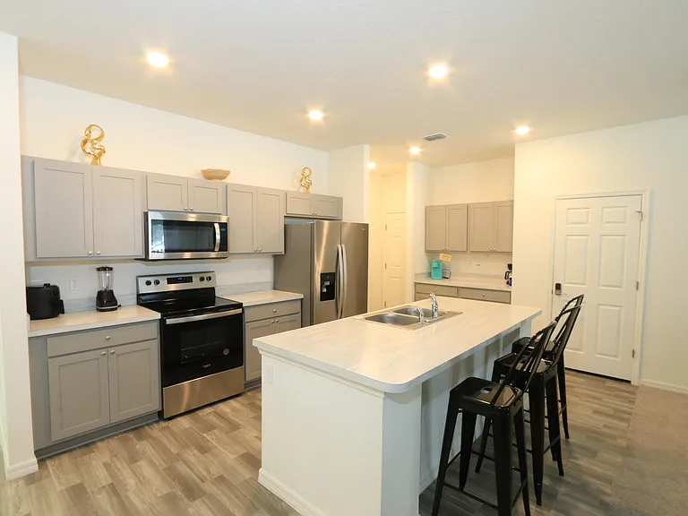 592 SW Dauphin Ave — Photo 14
