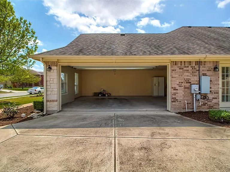 18720 Royal Pointe Dr — Photo 36