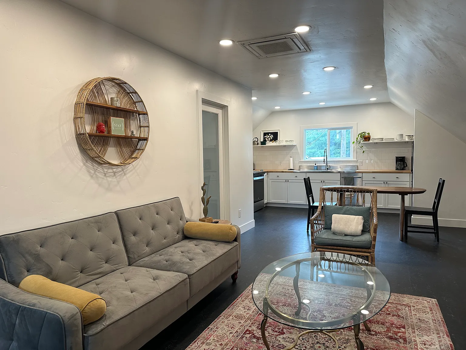 617 E Krall St — Photo 4