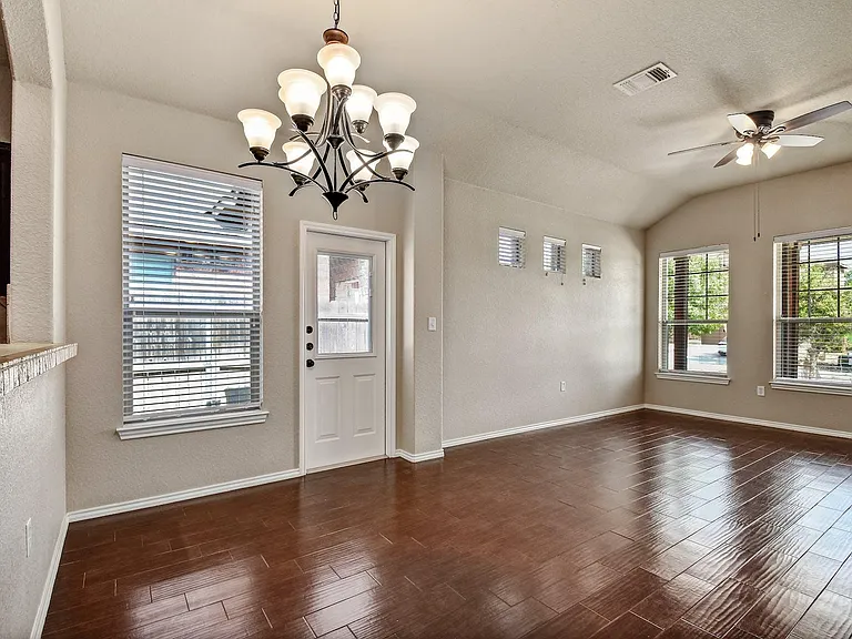 577 Creekside Cir — Photo 12