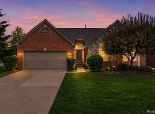 3550 Lexington Dr, Auburn Hills, MI 48326