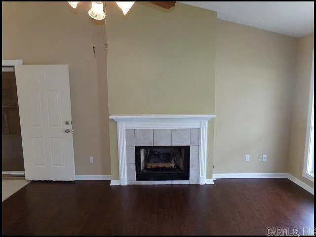 1009 Foxwood Dr — Photo 4