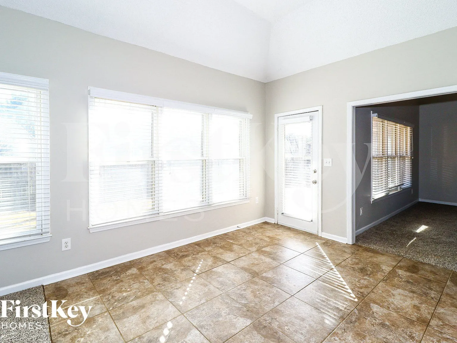 3 bed, 2.0 bath, 2220 sqft, $1,870 — Photo 3