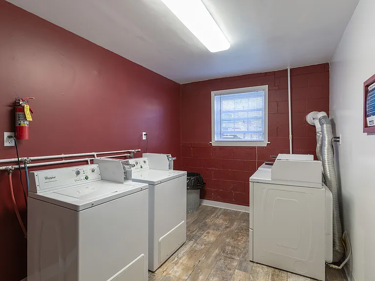 Cedarwood Apartments — Photo 12