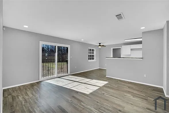 3 bed, 1300 sqft, $2,200 — Photo 3