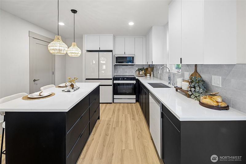 5th image of 2935 39th Avenue SW