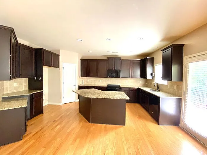 302 Montgomery Way — Photo 11