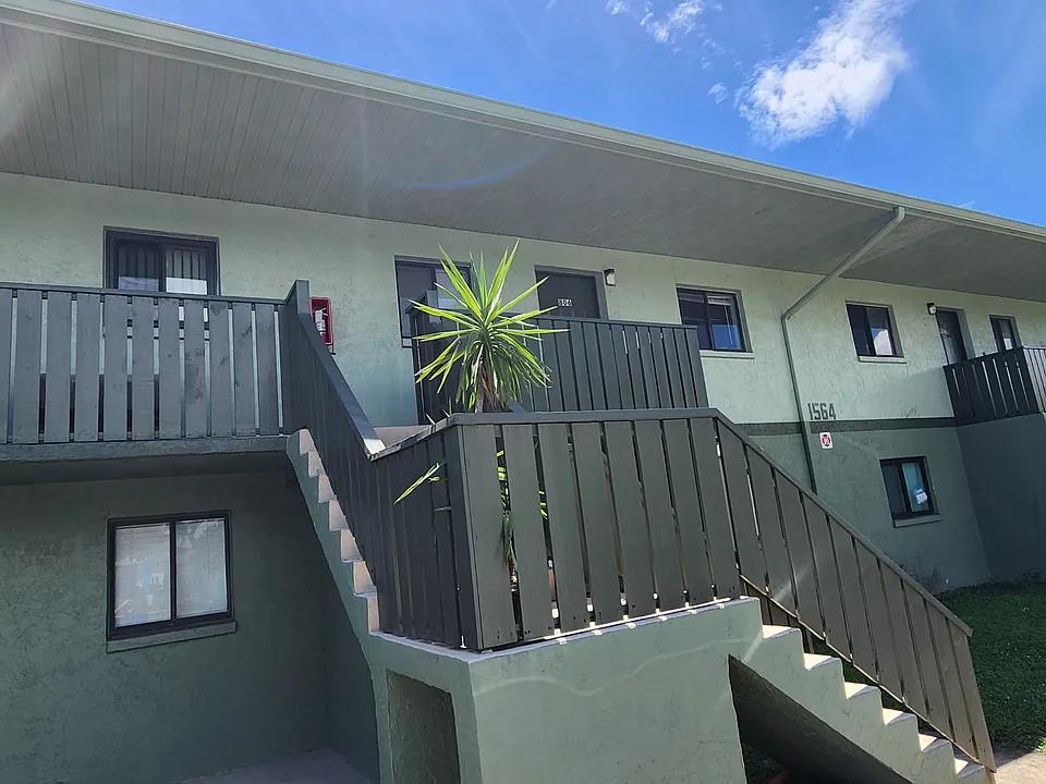 1564 University Ln #806
