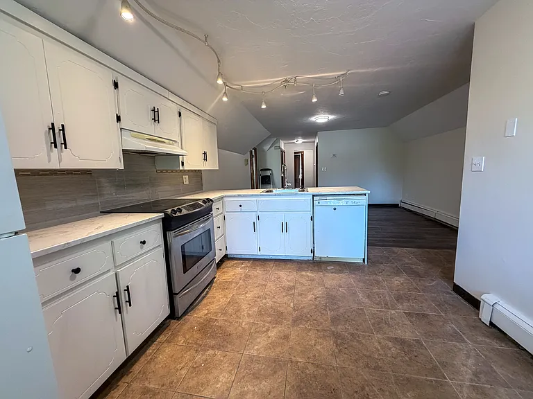 32 Clarendon St #C — Photo 2