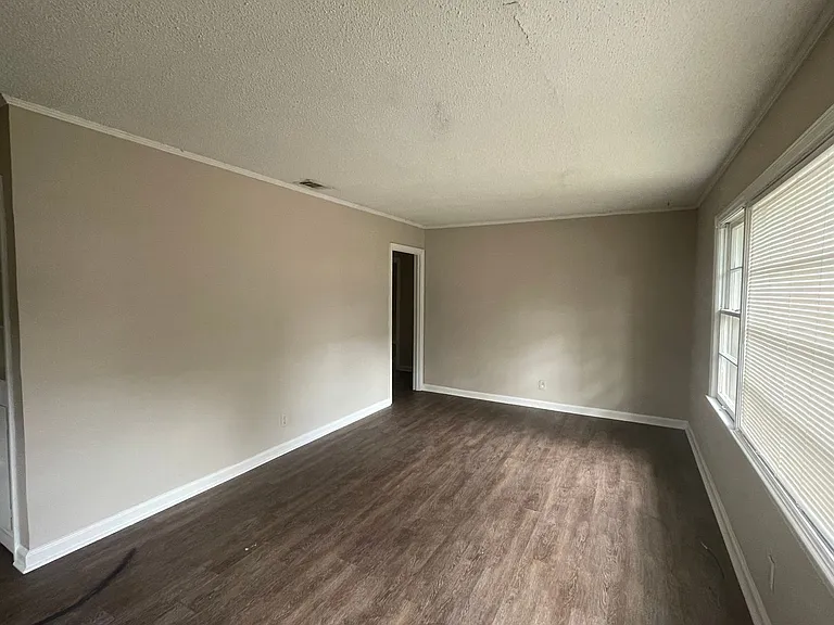 104 Holloway Dr — Photo 2