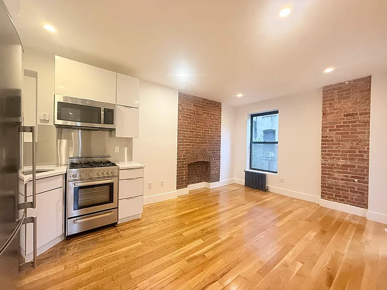 218 W 22nd St #2R — Photo 12