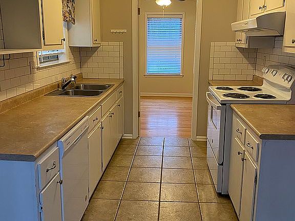 3rd image of 2854 Darolyn St