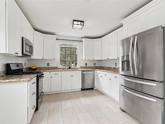 4th image of 3811 Catherine Ave