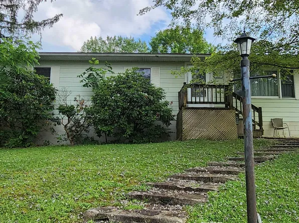 525 Johnson Ave, Belington, WV 26250