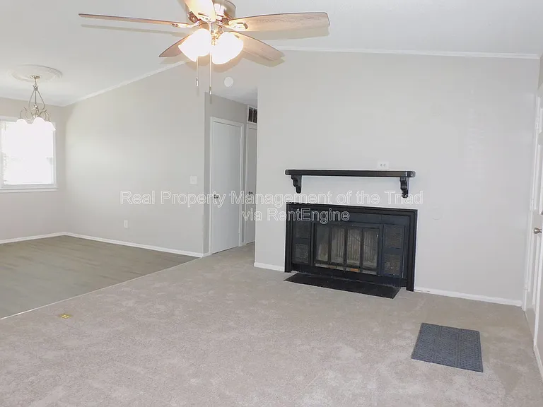 911 Tipperary Dr — Photo 2