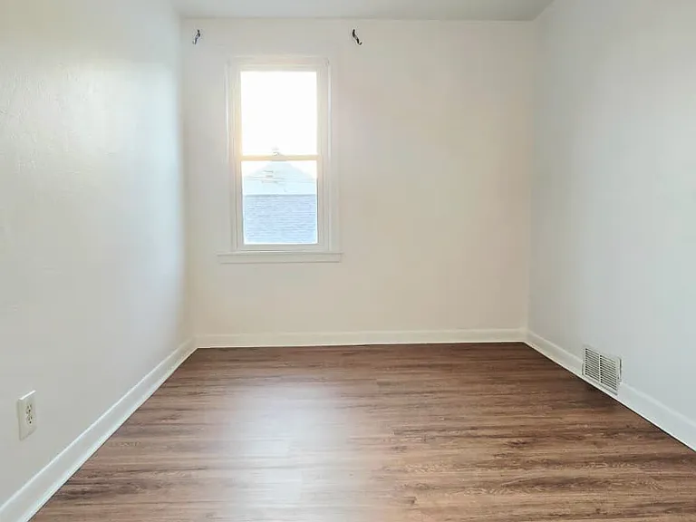 725 Dickson St — Photo 16