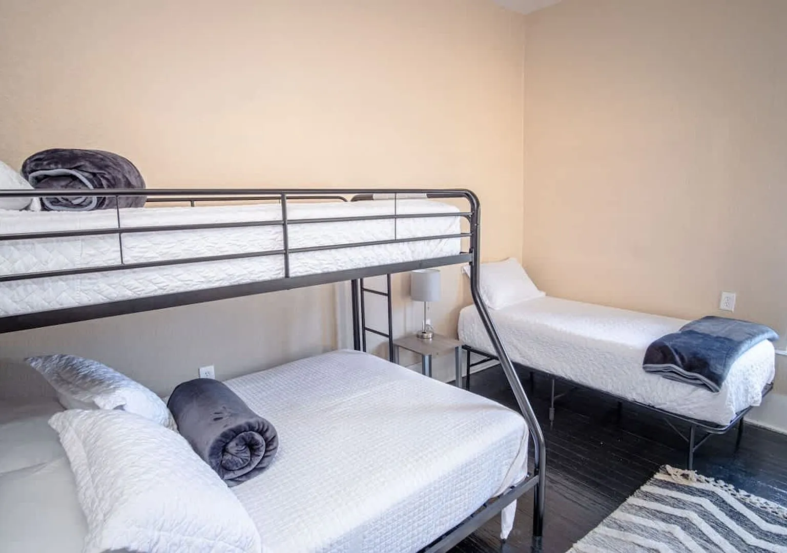 Calm and Relaxed 3 Bedroom Abode Near Riverwalk — Photo 3