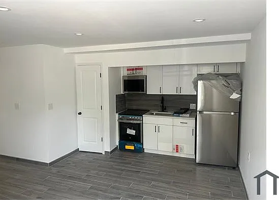 2 bed, $2,830 — Photo 1