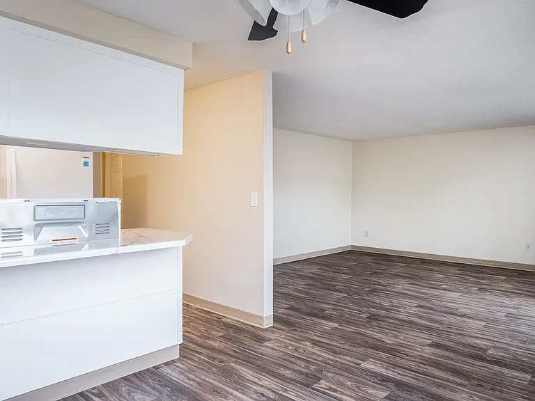 Amber Court Apartments — Photo 18