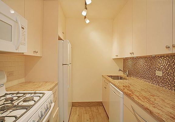 3rd image of 225 W 83rd St APT 7C
