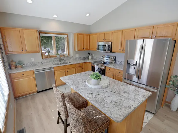 3426 Eagan Oaks Ct, Eagan, MN 55123