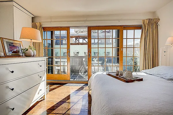 Sold by Redfin Real Estate | media 7