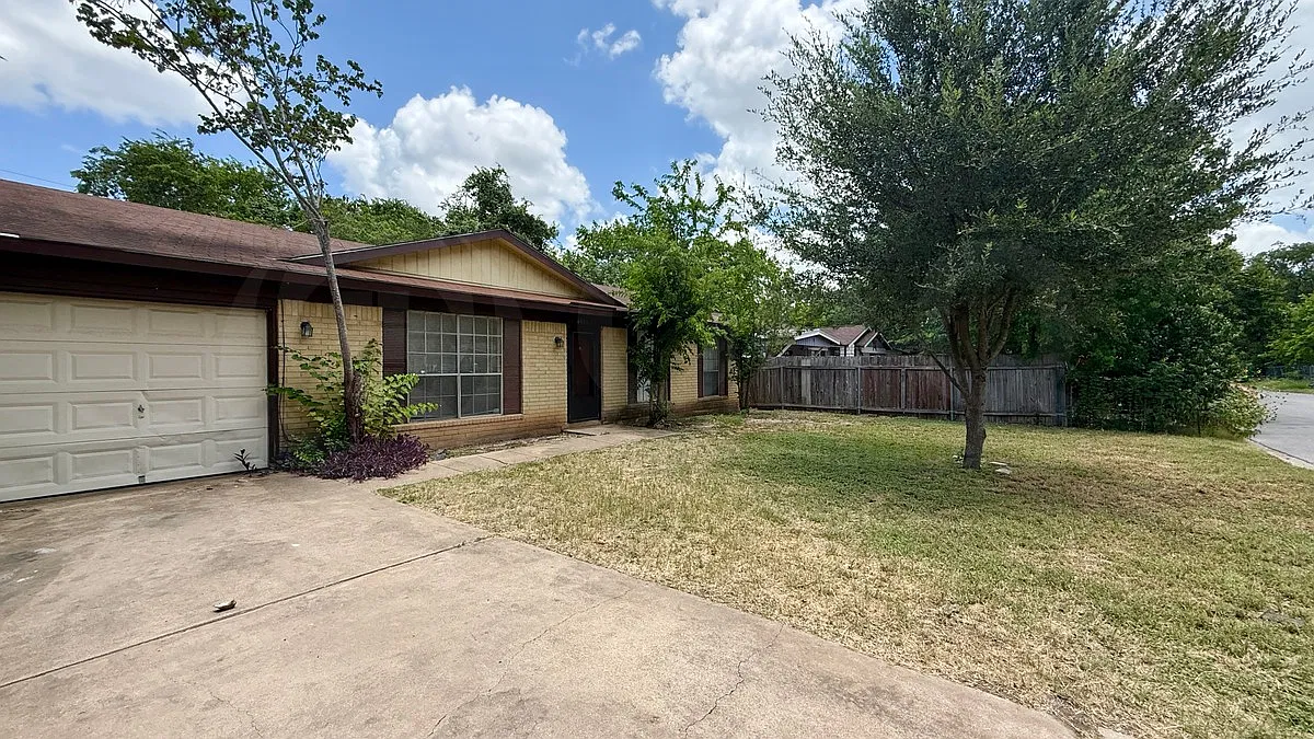 3 bed, 2.0 bath, 1040 sqft, $1,599 — Photo 3
