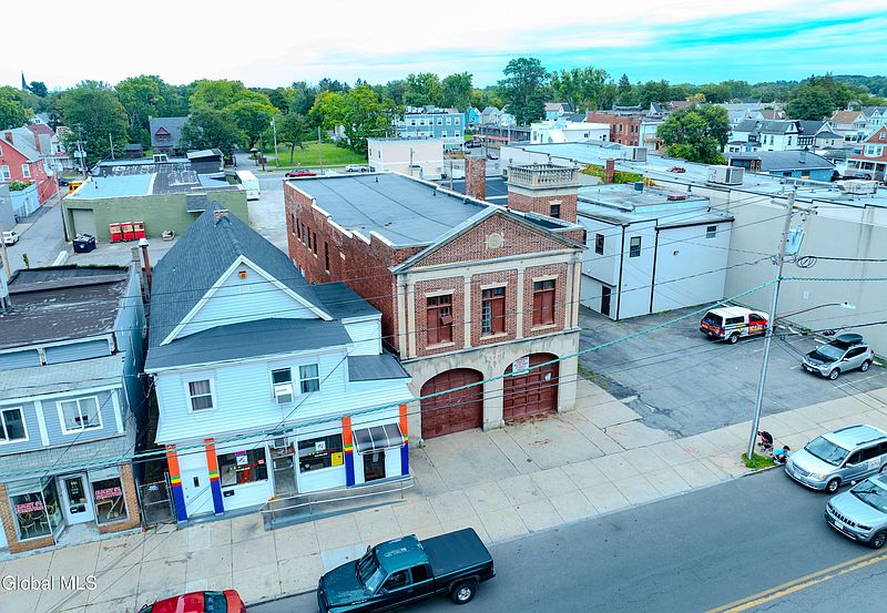 2nd image of 907 Albany Street