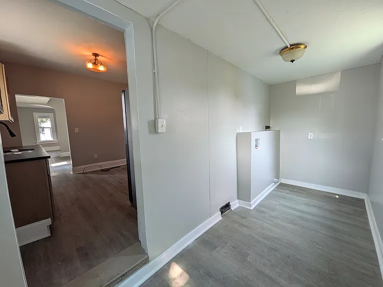 473 E Markison Ave — Photo 6