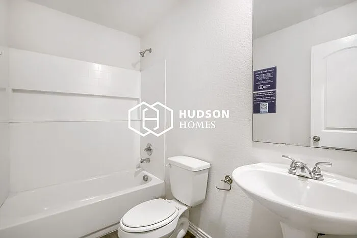 2627 Pine St — Photo 12