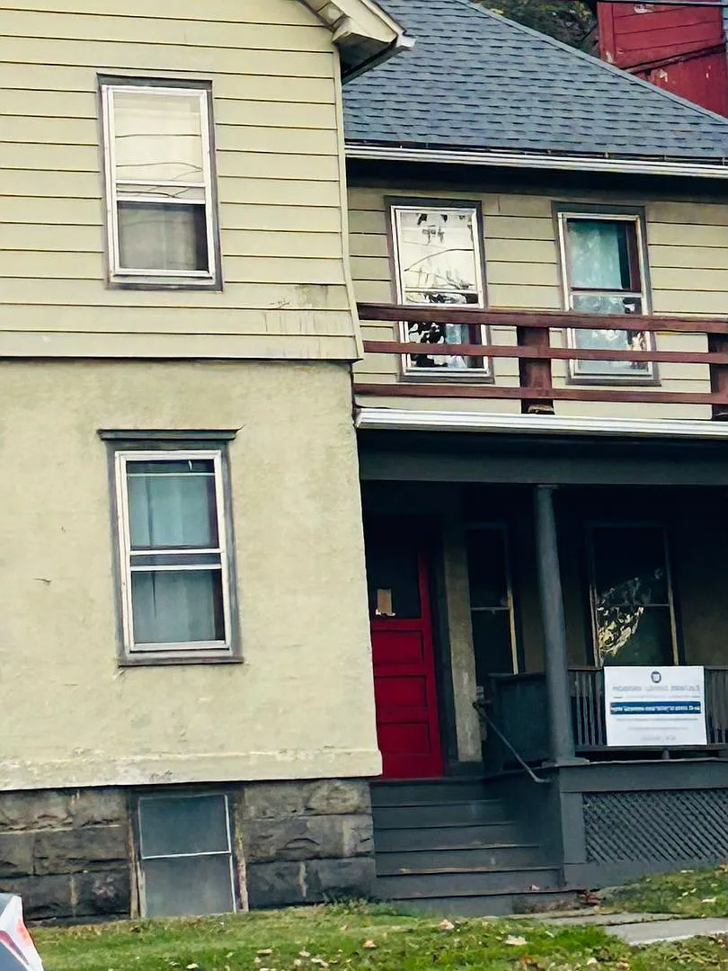 612-613 E State St — Photo 3