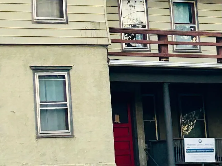 613 E State St — Photo 3