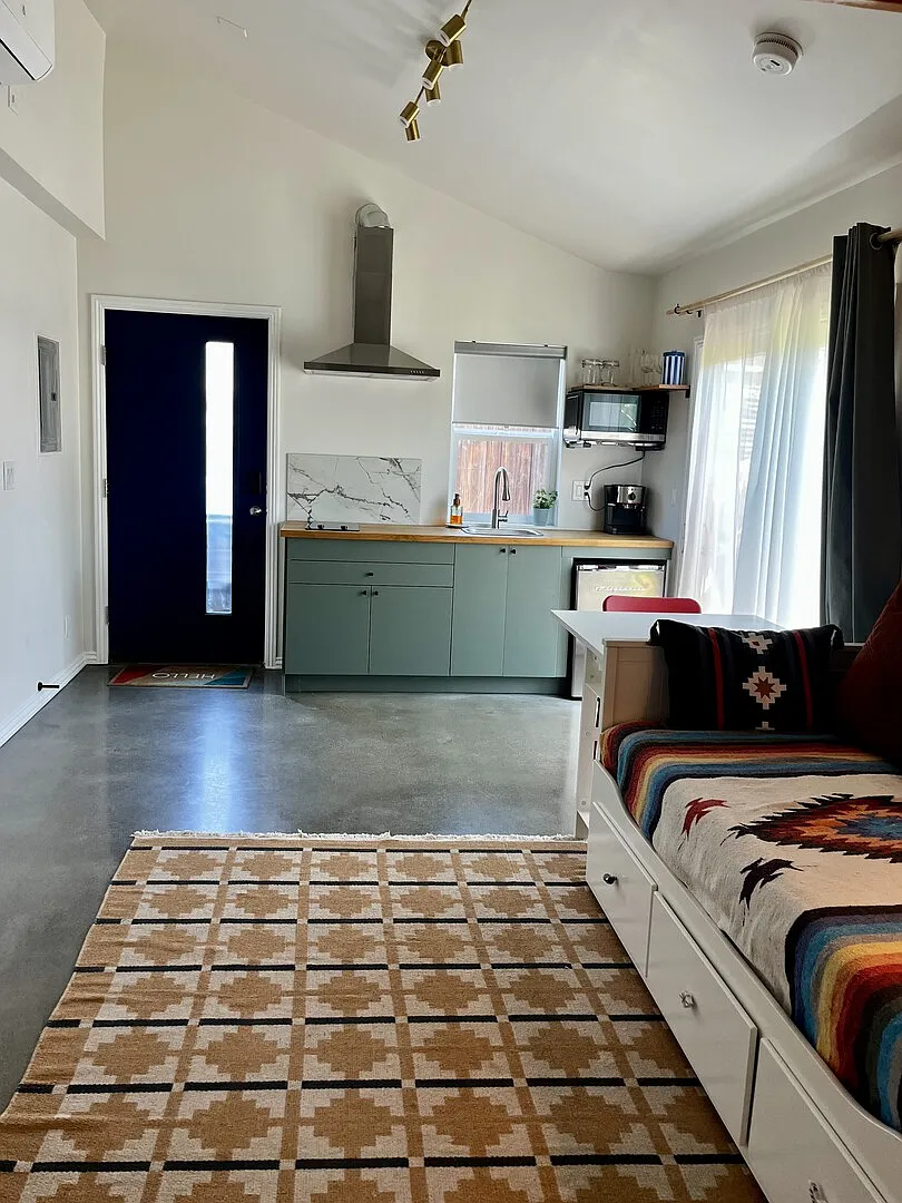 Bright furnished studio near USC — Photo 4