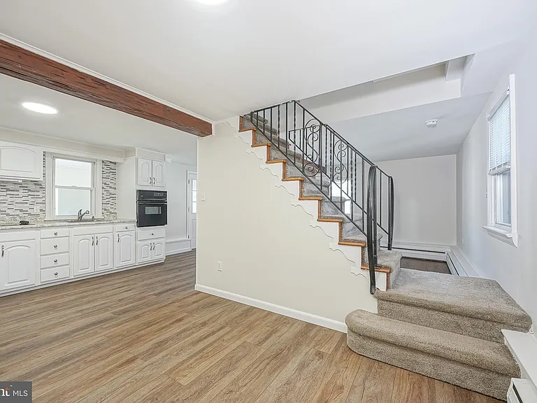 136 N Read Ave #B — Photo 11