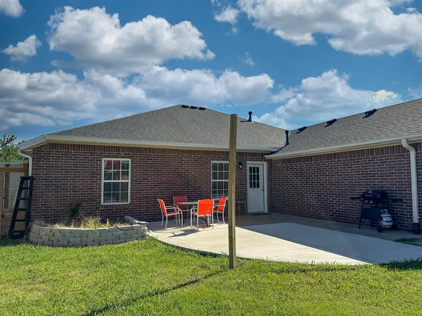 691 N Meadowlands Dr, Fayetteville, AR 72704