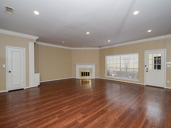 5th image of 573 N Post Oak Ln