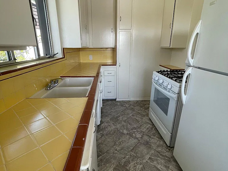 2232 N Beachwood Dr #14 — Photo 8