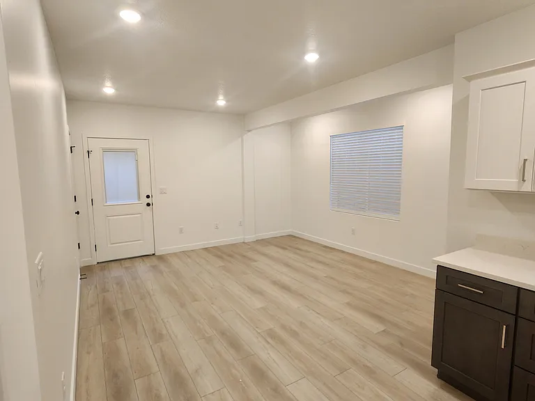 608 W Domanick Way #B — Photo 4