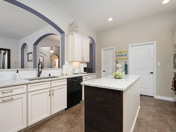 3rd image of 109 Lombardia Dr