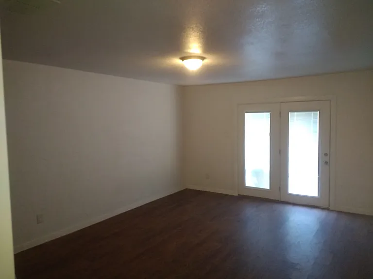 1026 Pleasant Valley Ln — Photo 2