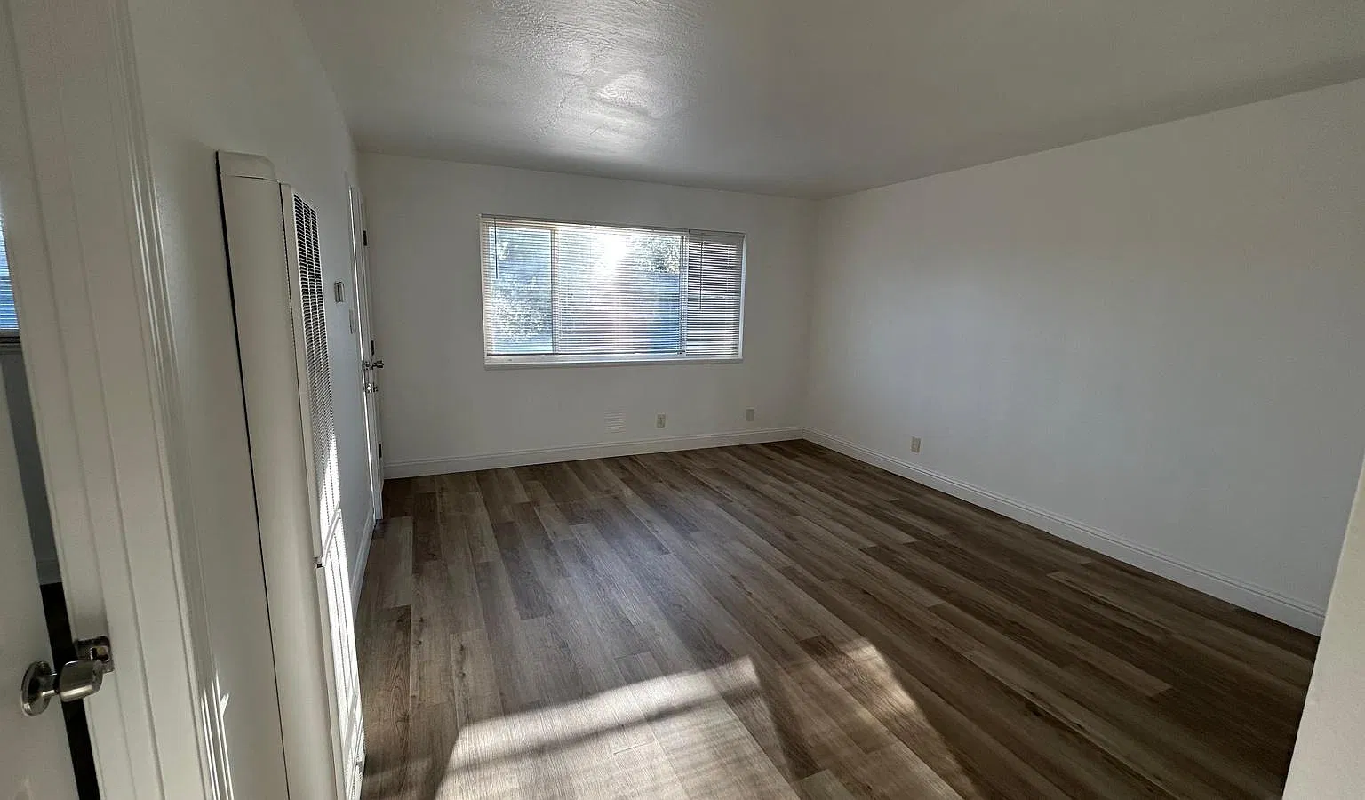 2 bed, 825 sqft, $2,571 — Photo 2