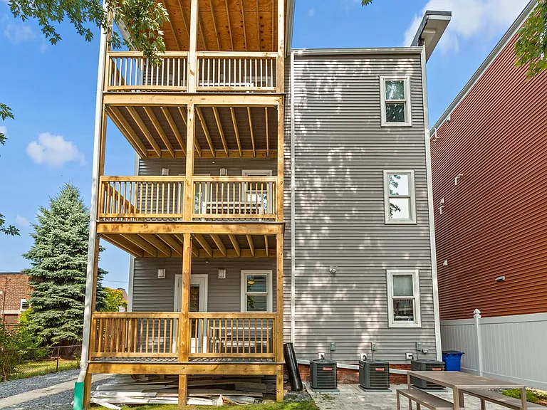 1047 Saratoga St #4 — Photo 22